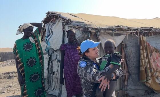 (أرشيف) إحدى جنديات بعثة الأمم المتحدة لحفظ السلام في جنوب السودان تتفاعل مع السكان في مدينة بانتيو.